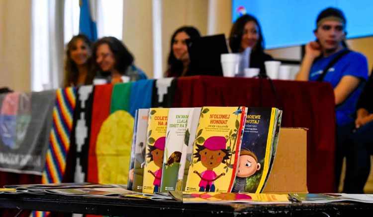 Más de 260 escuelas de la provincia recibirán libros en lenguas indígenas Fotografía Más de 260 escuelas de la provincia recibirán libros en lenguas indígenas