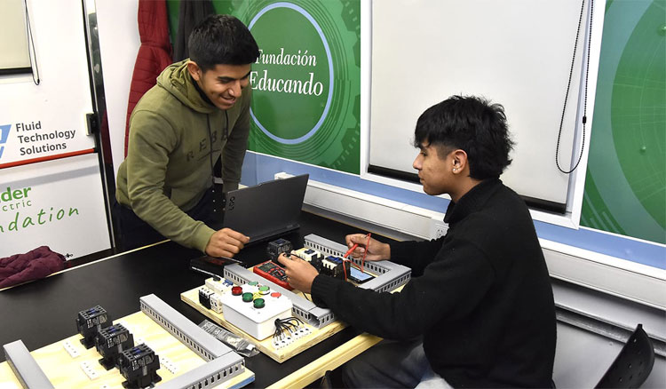 Estudiantes de Campo Quijano desarrollan herramientas tecnológicas en un Aula Taller Móvil de última generación Fotografía: Estudiantes de Campo Quijano desarrollan herramientas tecnológicas en un Aula Taller Móvil de última generación