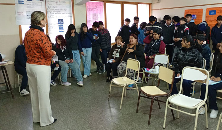 Estudiantes capacitaron a adultos mayores para prevenir estafas Fotografía: Estudiantes capacitaron a adultos mayores para prevenir estafas