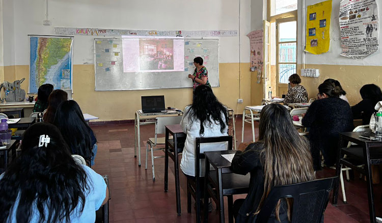 Docentes se capacitan para acercar la ciencia al aula Fotografía: Docentes se capacitan para acercar la ciencia al aula
