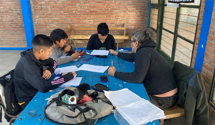 Estudiantes del Secundario reciben acompañamiento pedagógico durante el receso de invierno
