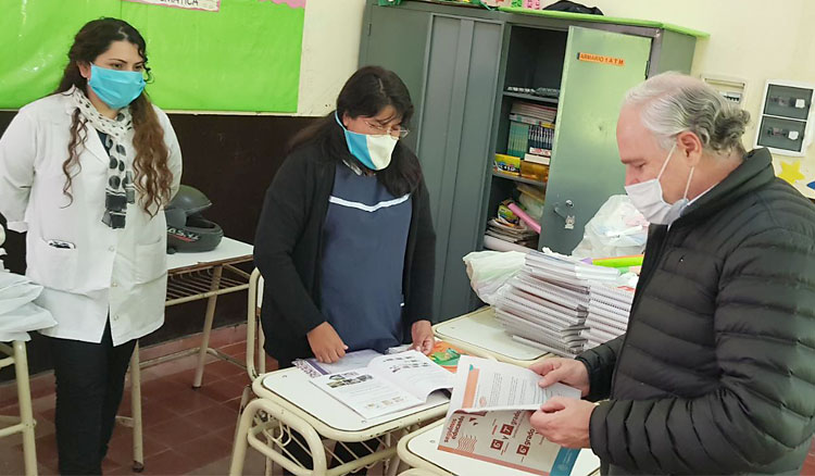 El ministro Cánepa supervisó la entrega de material pedagógico en escuelas El ministro Cánepa supervisó la entrega de material pedagógico en escuelas